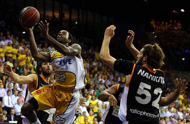 位列队内前 位列队内前